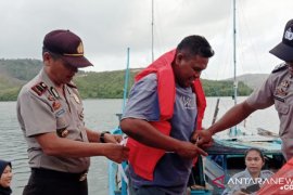 Polsek Tambelan berikan life jacket pada nelayan