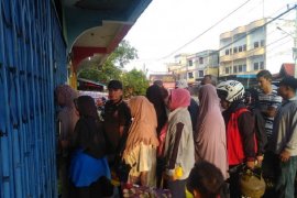 Warga Bengkalis antre berjam-jam demi elpiji 3 kg