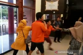 Keluarga sopir taksi daring korban begal ngamuk dan pukuli tersangka