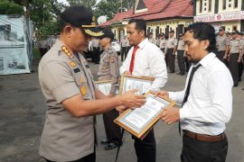 Tiga Personel Polsek Pontianak Timur mendapat penghargaan