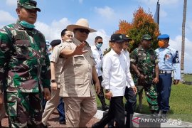 Minister Prabowo visits Natuna to see quarantined Indonesians
