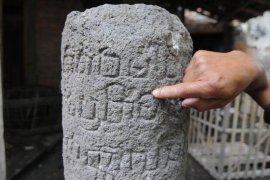 Prasasti lingga anggehan Mataram kuno