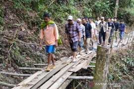 Berjalan kaki selama dua hari, Anggota DPRD Riau ini susuri 36 km jalur terisolir