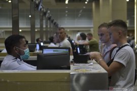 Petugas Imigrasi Ngurah Rai gunakan APD antisipasi penularan virus corona