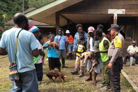 Bhabinkamtibmas Polres Mimika sambangi warga Kampung Waa Banti Tembagapura