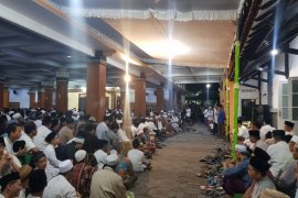 Warga dan santri hadiri peringatan tujuh hari wafatnya Gus Sholah