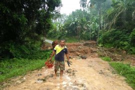Banjir dan longsor tutup jalan penghubung desa  di Dharmasraya