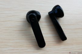 Mana lebih aman untuk telinga, TWS atau earphone kabel?