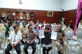 Wali Kota Surabaya Tri Rismaharini cabut laporan terhadap penghinanya