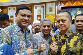 Asesor UKW Aat Surya Safaat Terima Press Card Number One