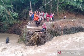 Evakuasi korban banjir Page 3 Small