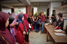 PWI Kalsel - Bulog bagi sembako gratis pada peringatan HPN 2020