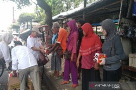 Gerindra Kulon Progo membagikan nasi kotak pada buruh gendong Pasar Wates
