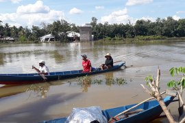 Dinas Perikanan Tabalong serahkan bantuan perahu bermotor