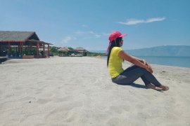 Menikmati sunset di Sigurgur Beach Danau Toba