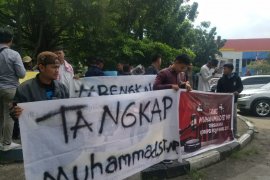 Kedatangan Kapolri dan Panglima TNI ke Riau diwarnai unjuk rasa korupsi Wakil Bupati Bengkalis