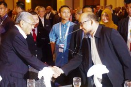 Mahathir Mohamad Bertemu Penyidik KPK Novel Baswedan Page 1 Small