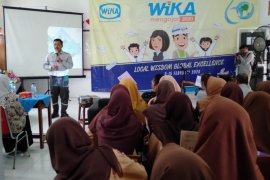 Program "WIKA Mengajar" buka wawasan pelajar Karawang agar siap hadapi persaingan
