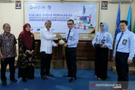 Mahasiswa FE-UBB kuliah umum bersama Kepala Kanwil DJP Sumsel dan Babel