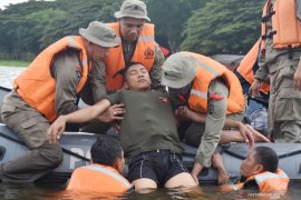 Latihan kemampuan SAR Brimob Jatim