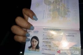 Wanita, paspor baru Lucinta Luna