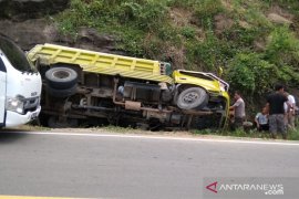 Truk bermuatan semen terbalik di Tomilito-Gorontalo Utara