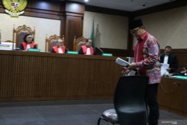 Mantan Menpora Imam Nahrawi didakwa terima suap Rp20,148 miliar