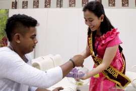 Bandara El Tari bagikan coklat-bunga di Valentine Day