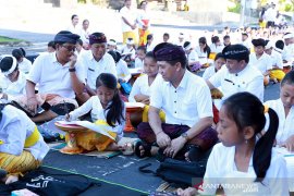 Siswa se-Klungkung ikuti Festival Nyurat Aksara Bali di Catus Pata