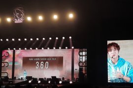 Park Ji-hoon malam mingguan di Indonesia, tebar "aegyo" hingga kecupan