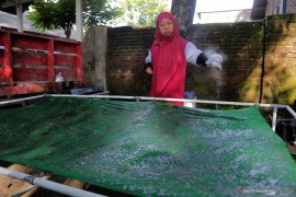 Batik ciprat karya komunitas difabel Blitar