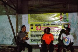 Bhabinkamtibmas Biak sambangi warga Insrom sampaikan pesan Kamtibmas