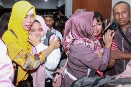 Gubernur Khofifah sambut kedatangan puluhan warganya dari Wuhan