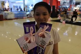 Ratusan coklat dibagikan gratis ke pengunjung Lippo Plaza