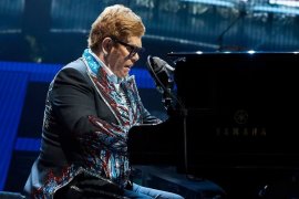 Kehilangan suara, Elton John terpaksa tinggalkan panggung