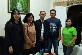 Sampai rumah Felisia langsung makan duren Tanjung