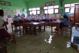 Siswa SDN Banjarasri Sidoarjo tetap semangat belajar meski sekolah banjir