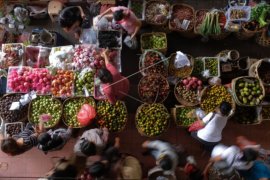 Aktivitas pasar tradisional jelang Galungan