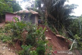 Bencana tanah longsor mengakibatkan seorang warga meninggal dunia