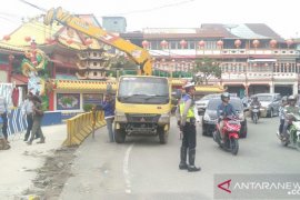 Pemasangan gerbang kota pusaka, LLAJ Singkawang alihkan arus