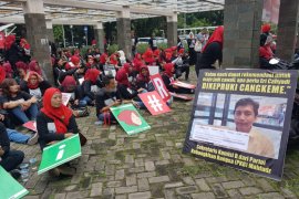 Ratusan emak-emak pendukung Eri Cahyadi demo di Bawaslu Surabaya