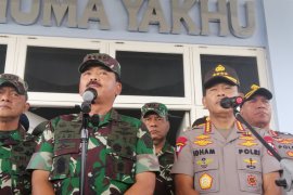 Panglima TNI imbau masyarakat kembalikan senjata korban helikopter Mi-17