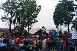 Tuntut tahan Plt Bupati, ribuan warga Bengkalis demo Mapolda Riau