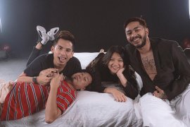 LYON berkolaborasi dengan Danilla dalam lagu "Fiksi yang Indah"