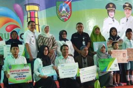 Gubernur Jatim serahkan santunan BPJS Ketenagakerjaan di Jombang