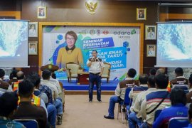 Edukasi karyawan melalui seminar kesehatan