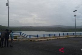 Satu juta benih ikan nila ditebar di Bendungan Raknamo