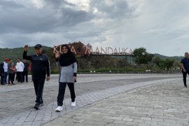 Wapres  Ma'ruf Amin olahraga pagi di Pantai Kuta Mandalika