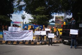 Warga tuntut pengerukan Danau Poso dihentikan