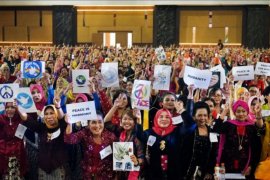 Wanita berkebaya pecahkan rekor dunia